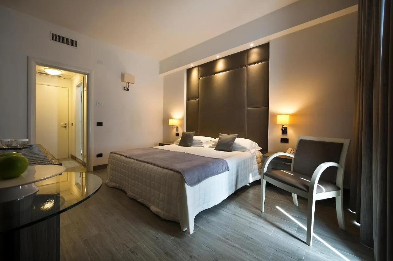 Hotel Desenzano ديسينسانو ديل غاردا