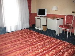 Hotel Desenzano ديسينسانو ديل غاردا